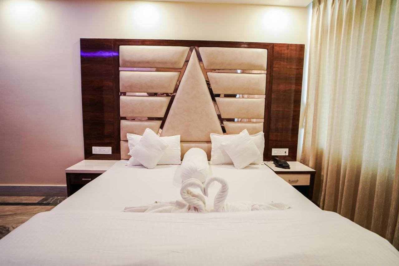 Silver Sand Eco Resort !! Beachfront !! With Biggest Pool And Huge Open Area !! Ideal For Weddings !! Couple Friendly !! ماندارموني المظهر الخارجي الصورة